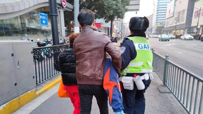 紧要关头，他们抱起晕厥男孩与时间赛跑
