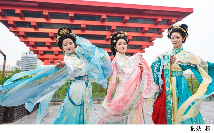 老外爱上中国风2024年中国华服周61沪上繁花系列活动在上海举办