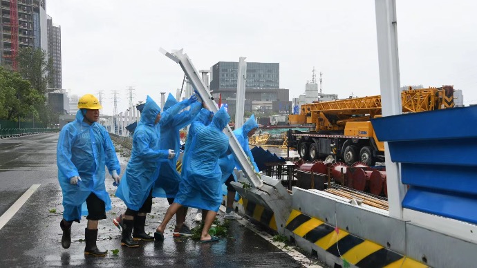台风“贝碧嘉”中心离开上海，施工人员积极清障保障车道通行