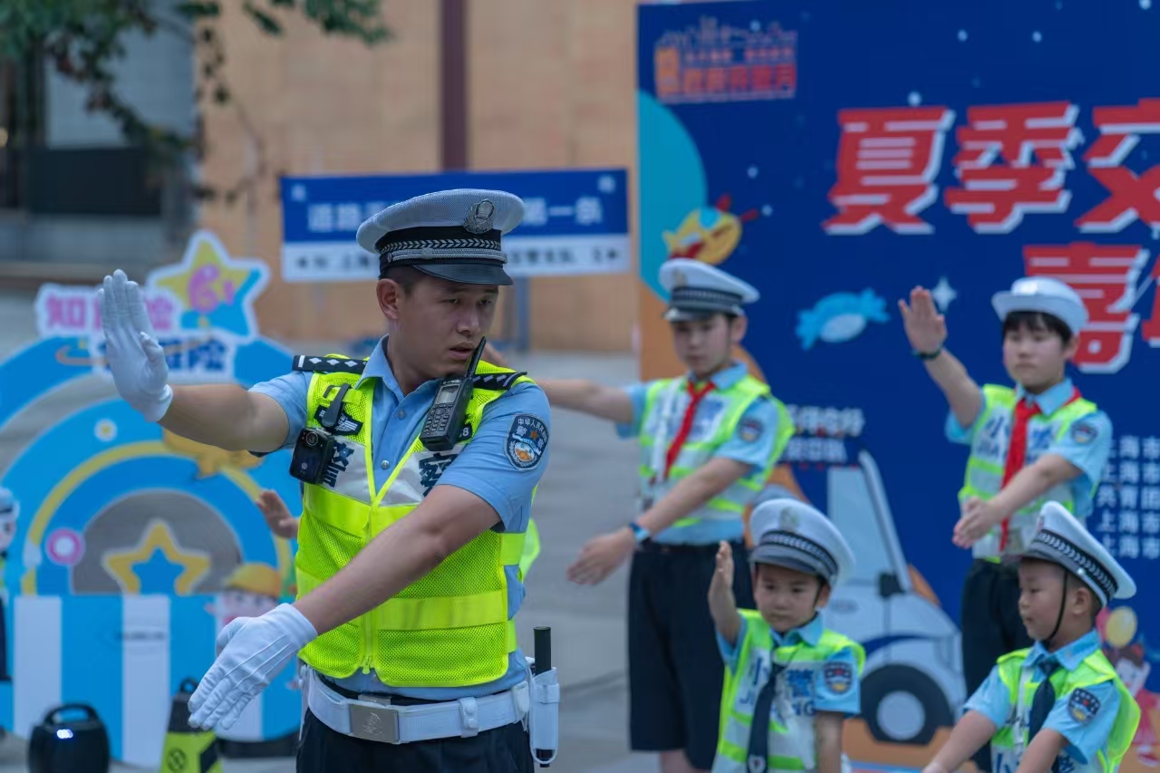 大学路步行街来了一群稚气未脱的小交警夏季交通安全嘉年华互动体验