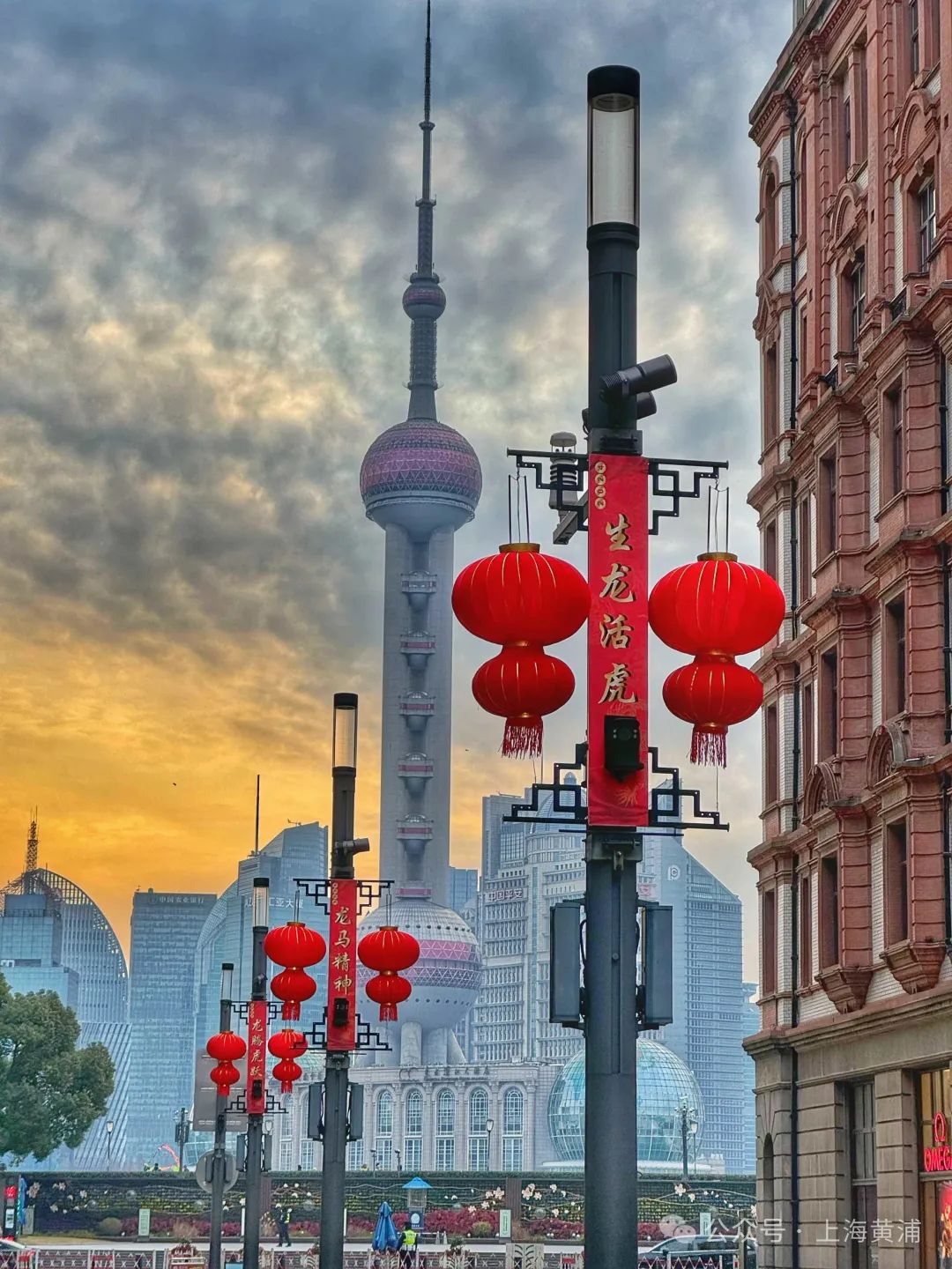 街拍黄浦丨南京路步行街上龙腾虎跃大红灯笼红得年味十足