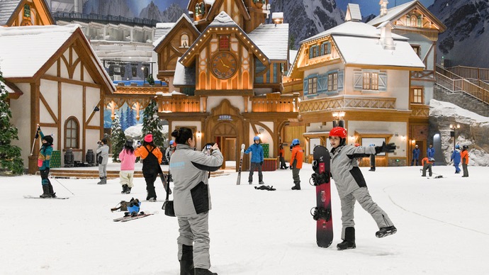 跟随滑雪爱好者的视角一探全球最大室内滑雪场“耀雪冰雪世界”