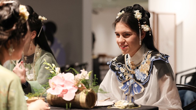 披华服游春园，外国友人梦回花朝体验传统文化