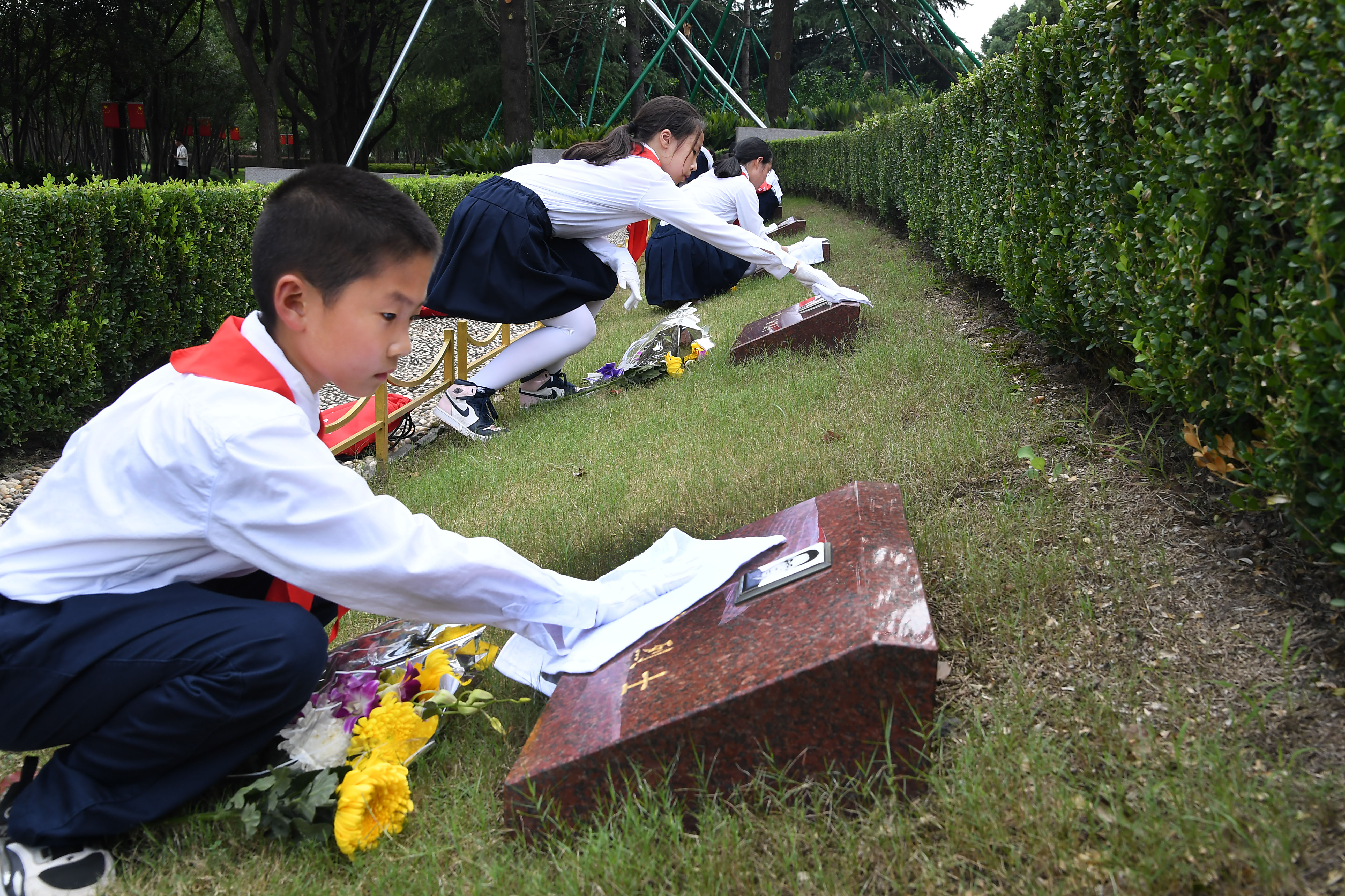 弘扬英烈精神,"人民不会忘记"祭扫活动在龙华烈士陵园烈士就义地举行