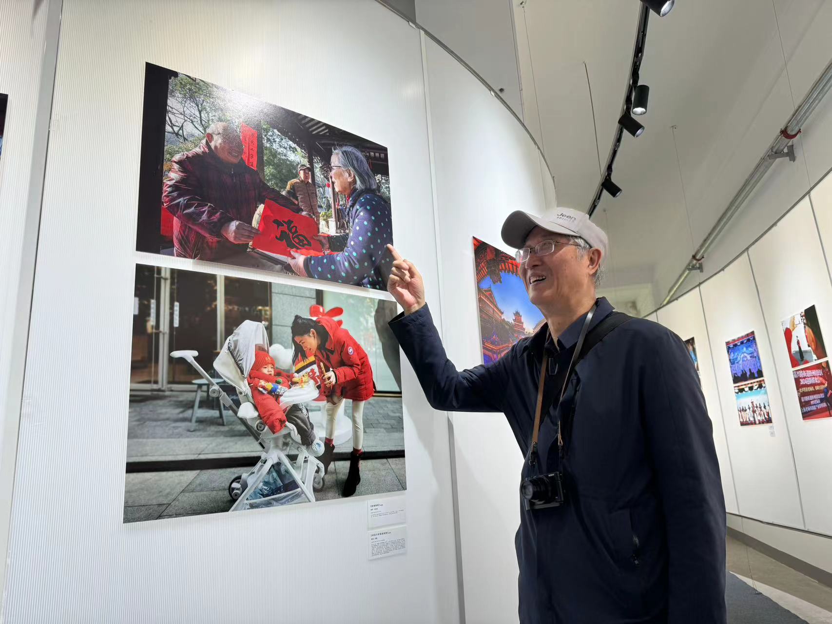 其中,"凉城微摄力"摄影展,是2021年由凉城新村街道创立的社区文化活动
