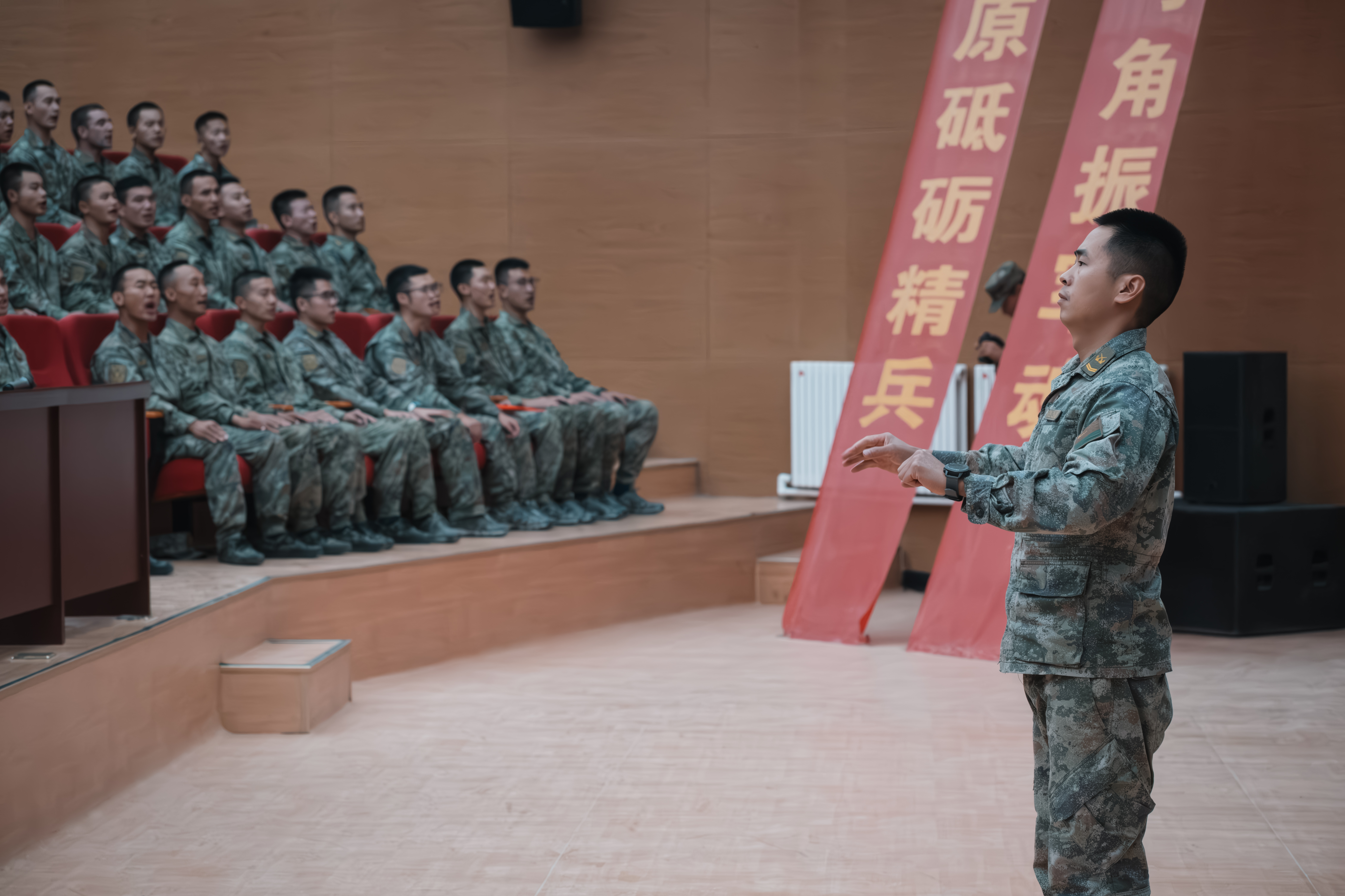 在海拔5000米以上的喀喇昆仑山腹地,69316部队的边防战士们为了严守