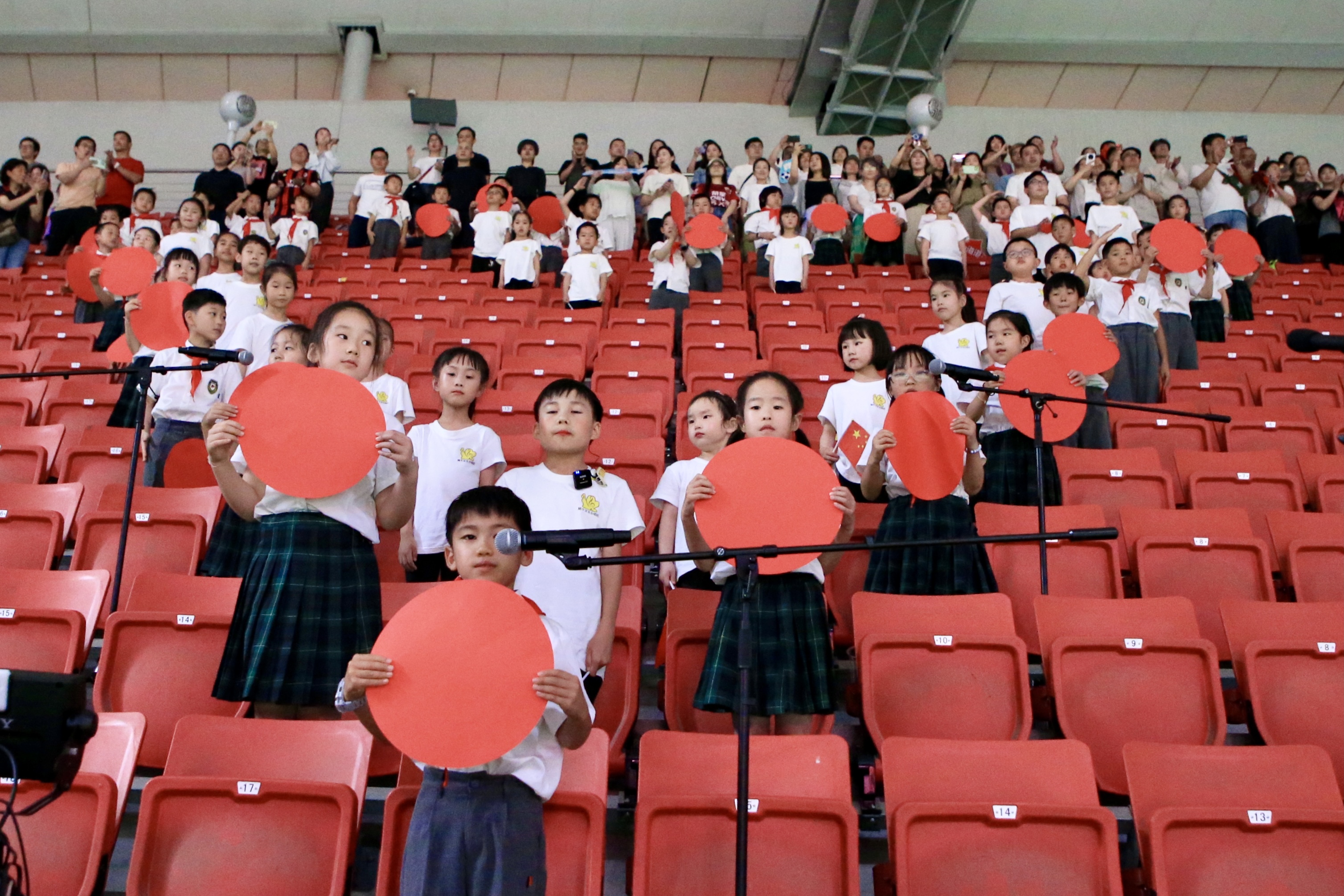 携手共绘童心"圆",海港与孩子们一同"六一快乐"