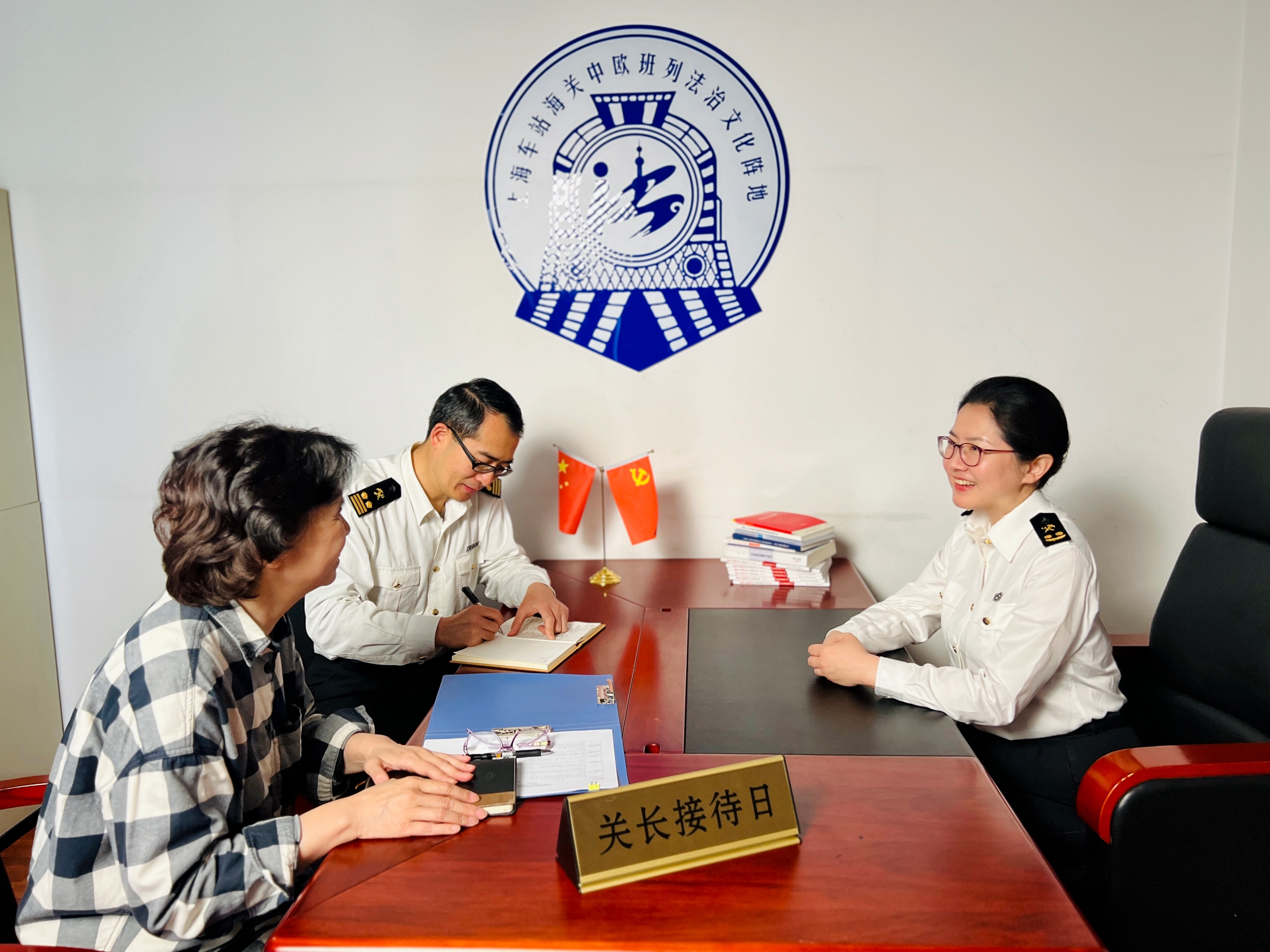 5月14日,车站海关在秣陵路办公区法治文化阵地开展"关长接待日"活动.