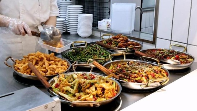 读者 | 家门口吃到“老字号”，上海特色走进社区食堂