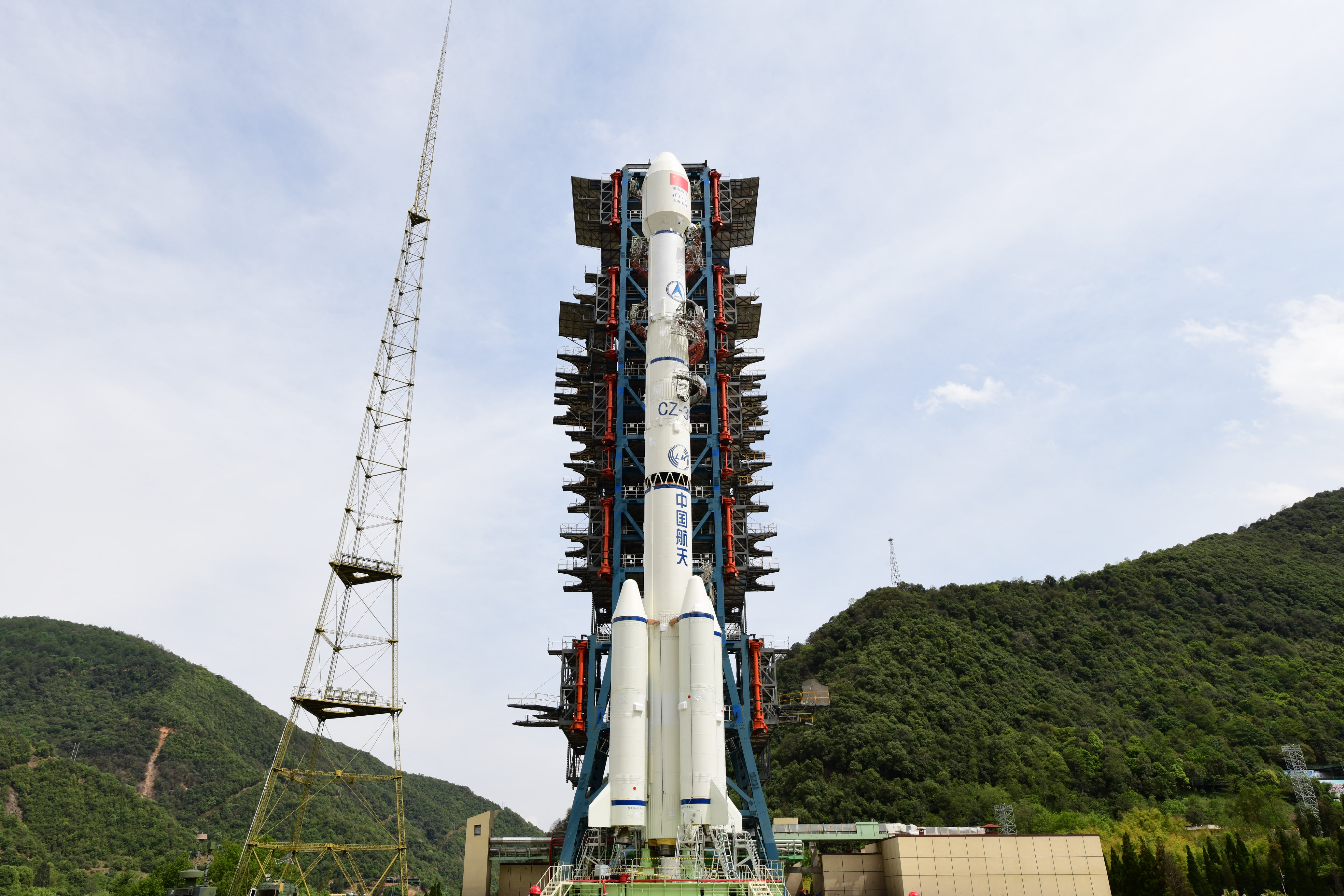 我国首颗中轨宽带通信卫星智慧天网一号01星成功发射