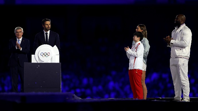 孙颖莎作为亚洲运动员代表登台巴黎奥运会闭幕式