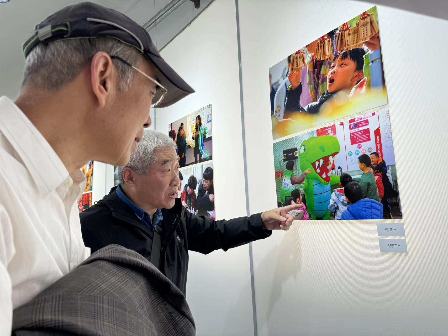 其中,"凉城微摄力"摄影展,是2021年由凉城新村街道创立的社区文化活动