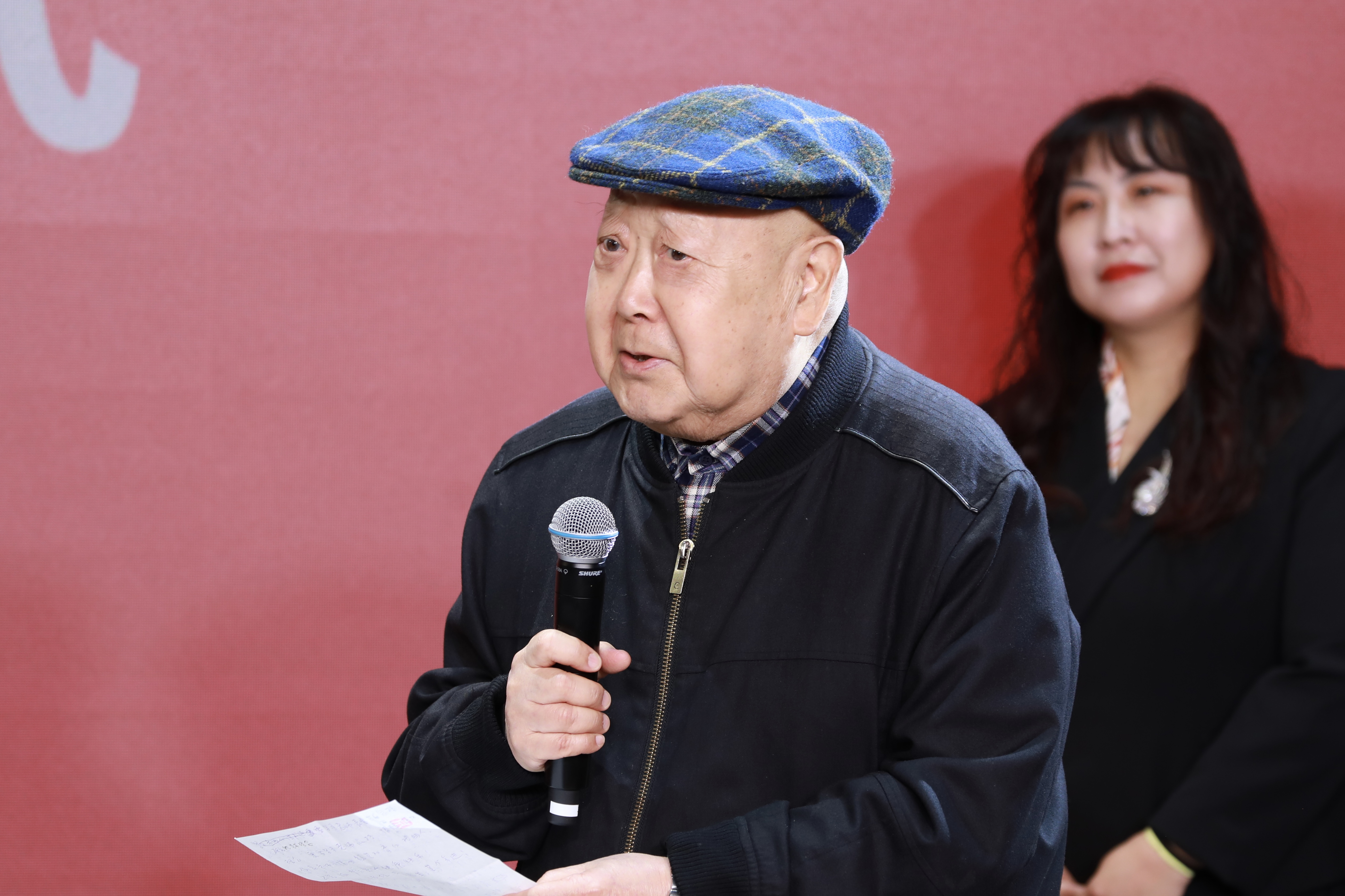 仪式开始,上海京剧院一团青年演员,弟子何婷作为代表为王梦云送上鲜花