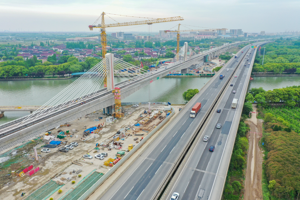 上海轨道交通17号线西延伸实现全线"长轨通"