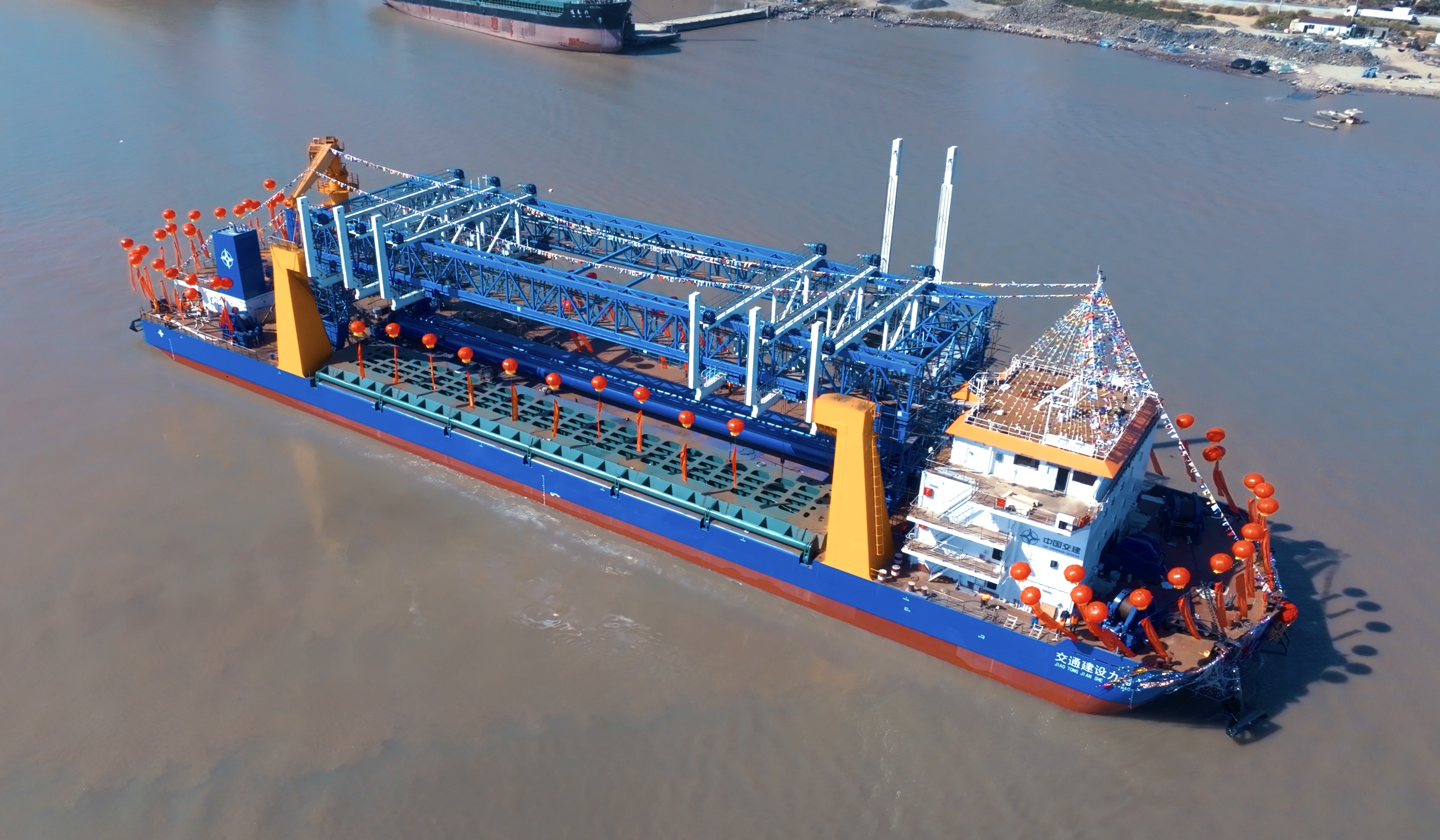 最大最智能国内首艘多功能铺排船交通建设九号下水