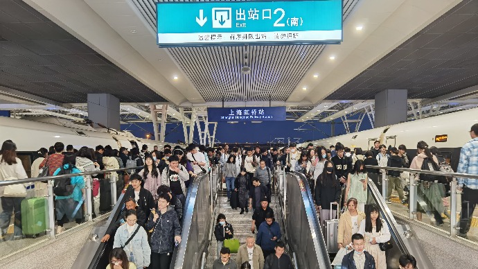 铁路上海站迎来“五一”返程客流高峰