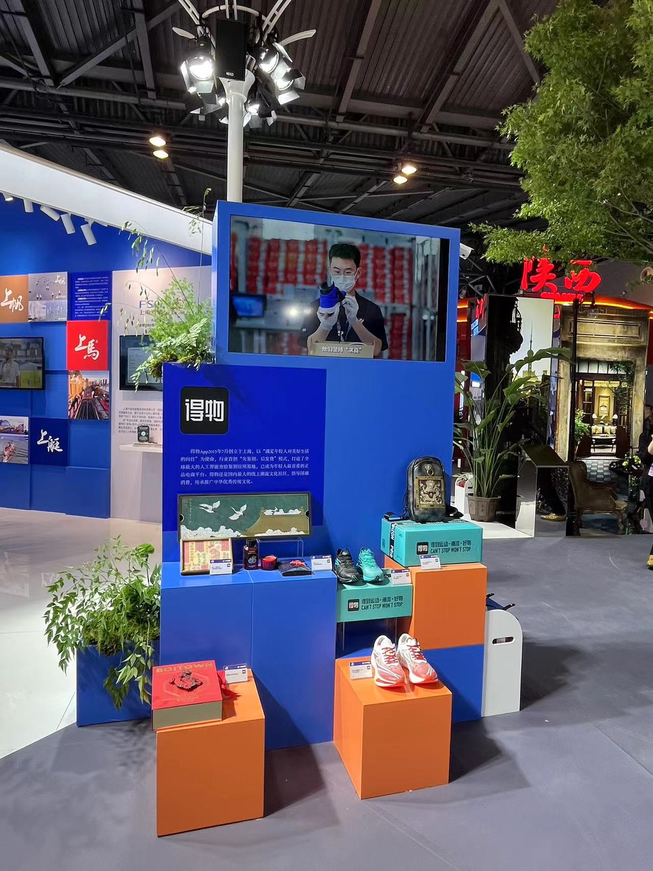 一旁的米哈游展位也是"国货潮品"的天堂,《原神》魈·护法夜叉手办