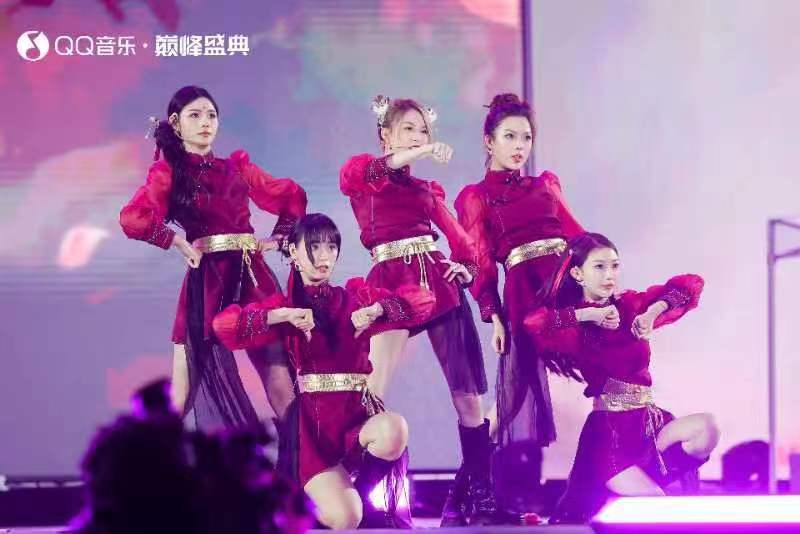 这支来自的上海女团闪耀qq音乐巅峰盛典