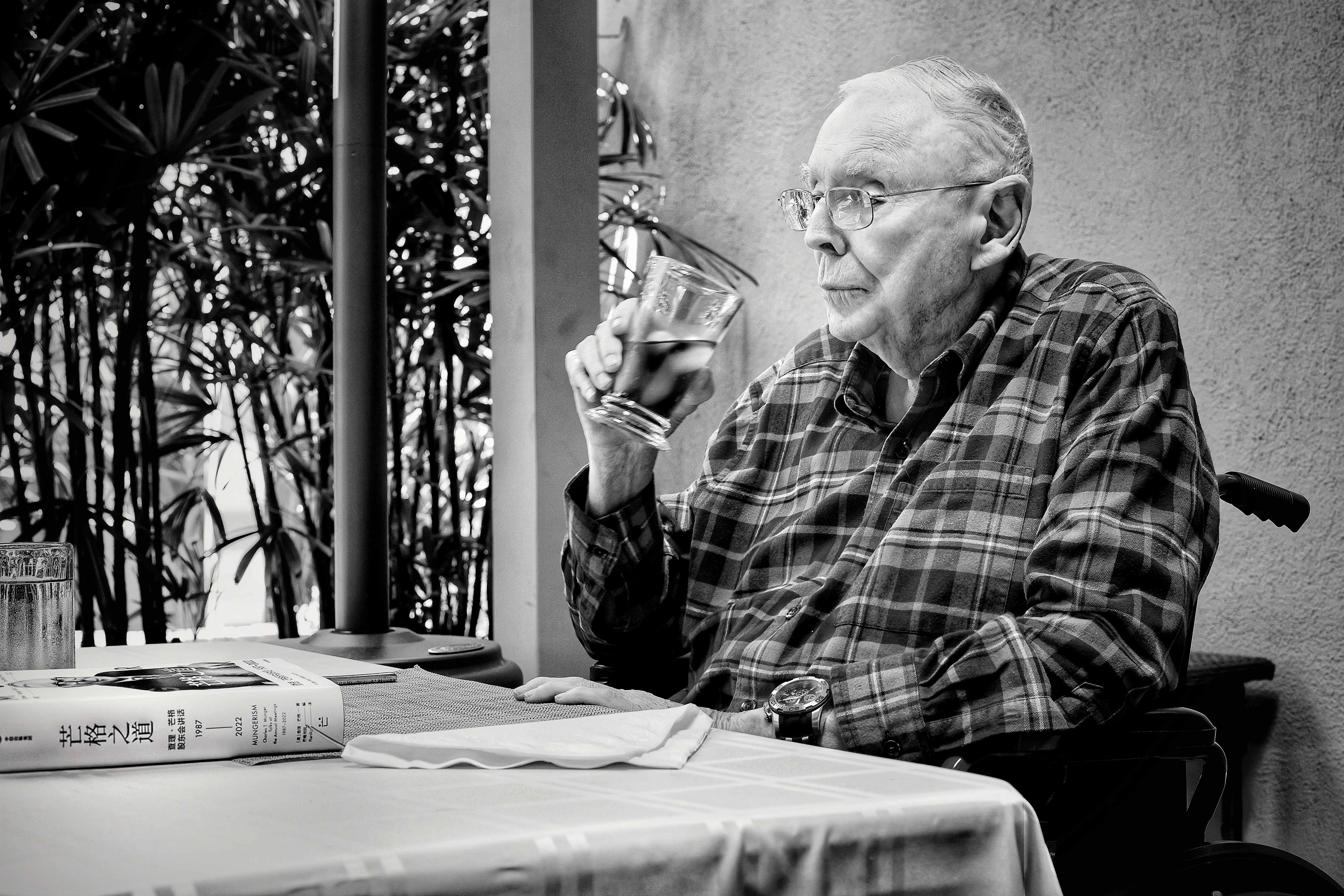 读书巴菲特黄金搭档查理芒格去世投资答案之书已成经典