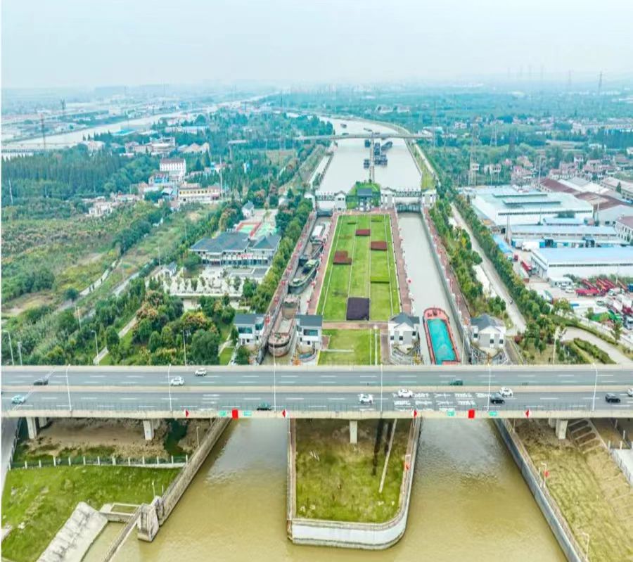 俯瞰长江,远眺沪苏通大桥,江苏南通:网红打卡点 1