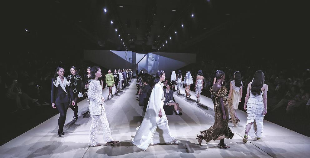 3月26日晚间,纽约时尚买手店3ny主理人马文·雷维尔飞抵上海,第二天