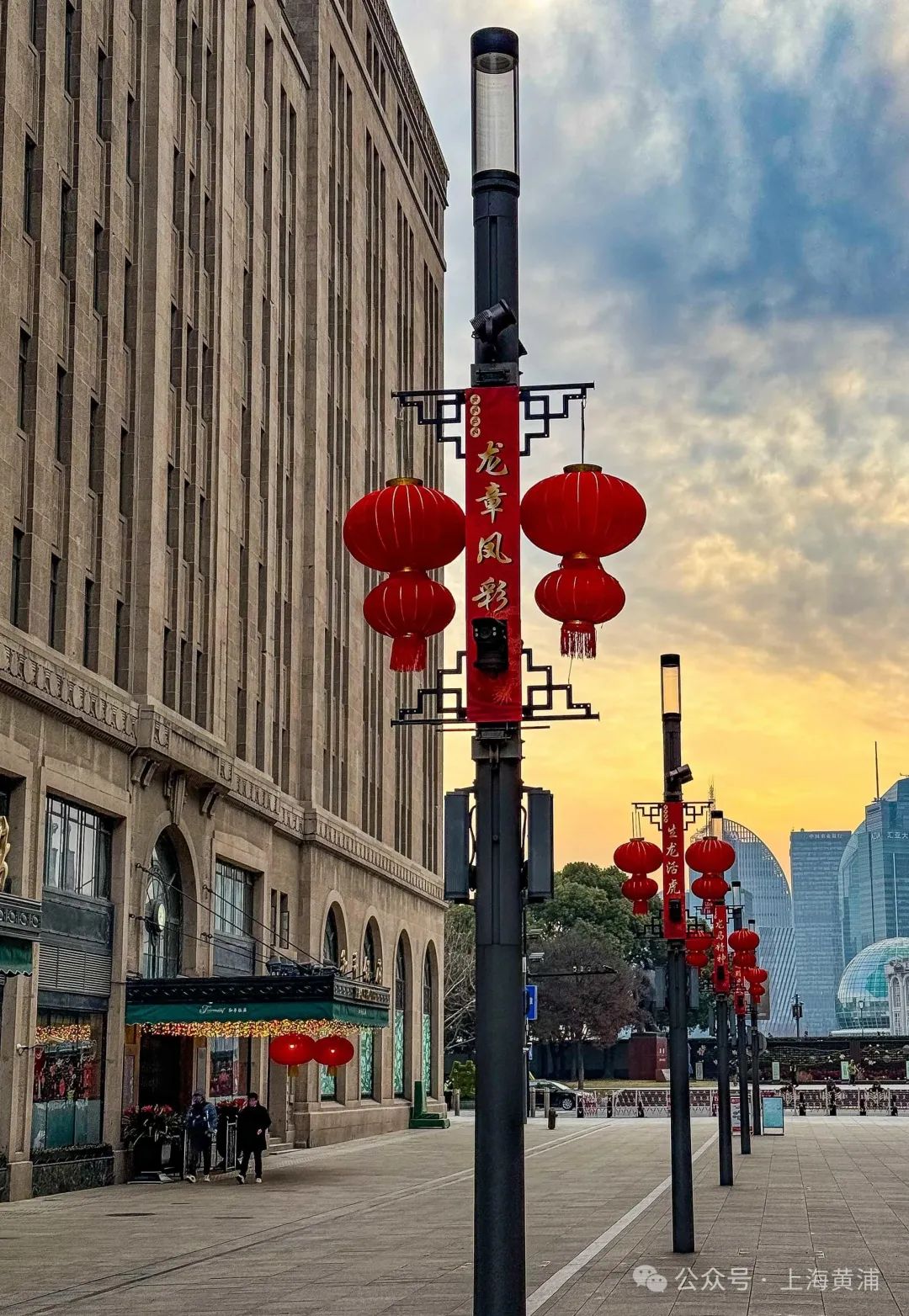 街拍黄浦丨南京路步行街上龙腾虎跃大红灯笼红得年味十足