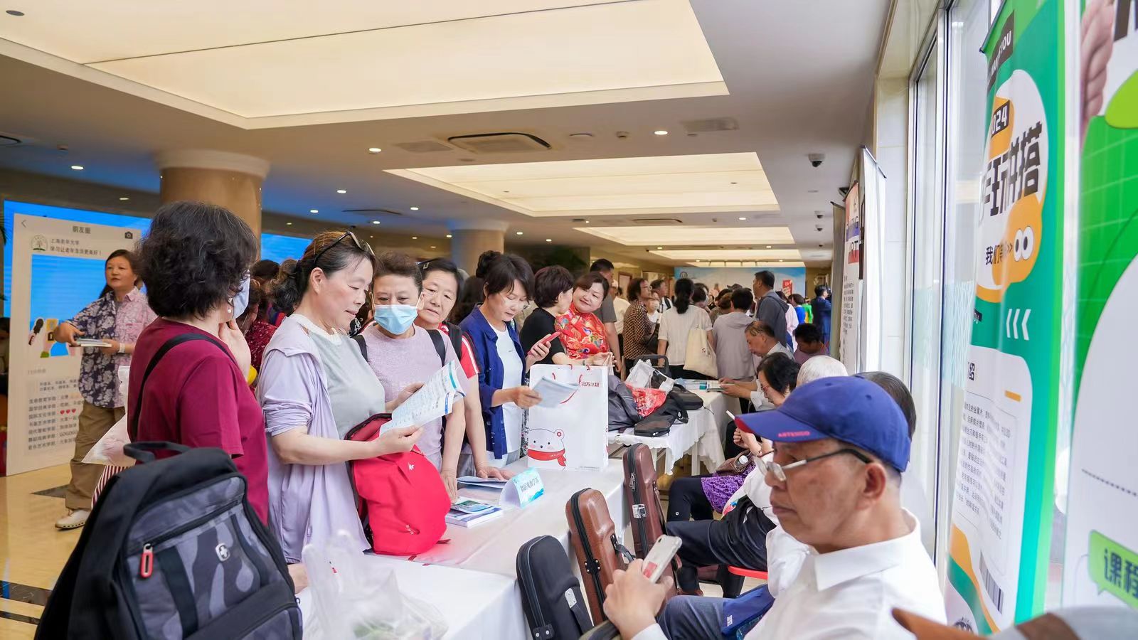 秋季计划招生人次突破2.5万,要"拼手速"的上海老年大学又上新了
