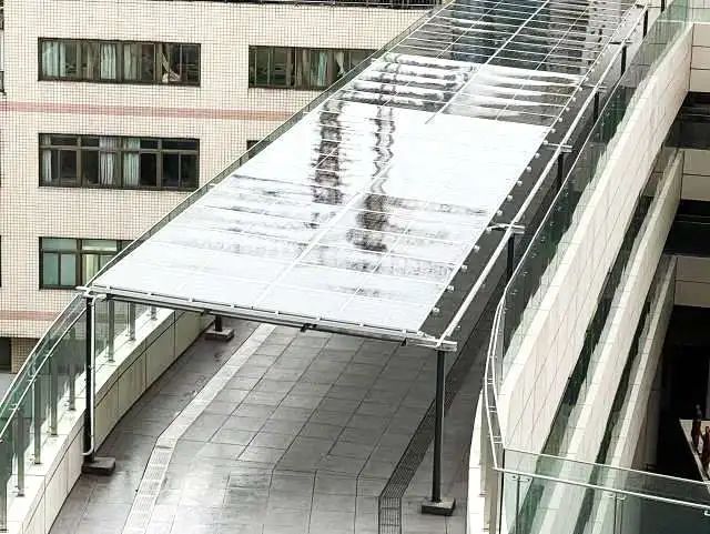 节能降碳杨浦区中心医院连廊披上光伏外衣