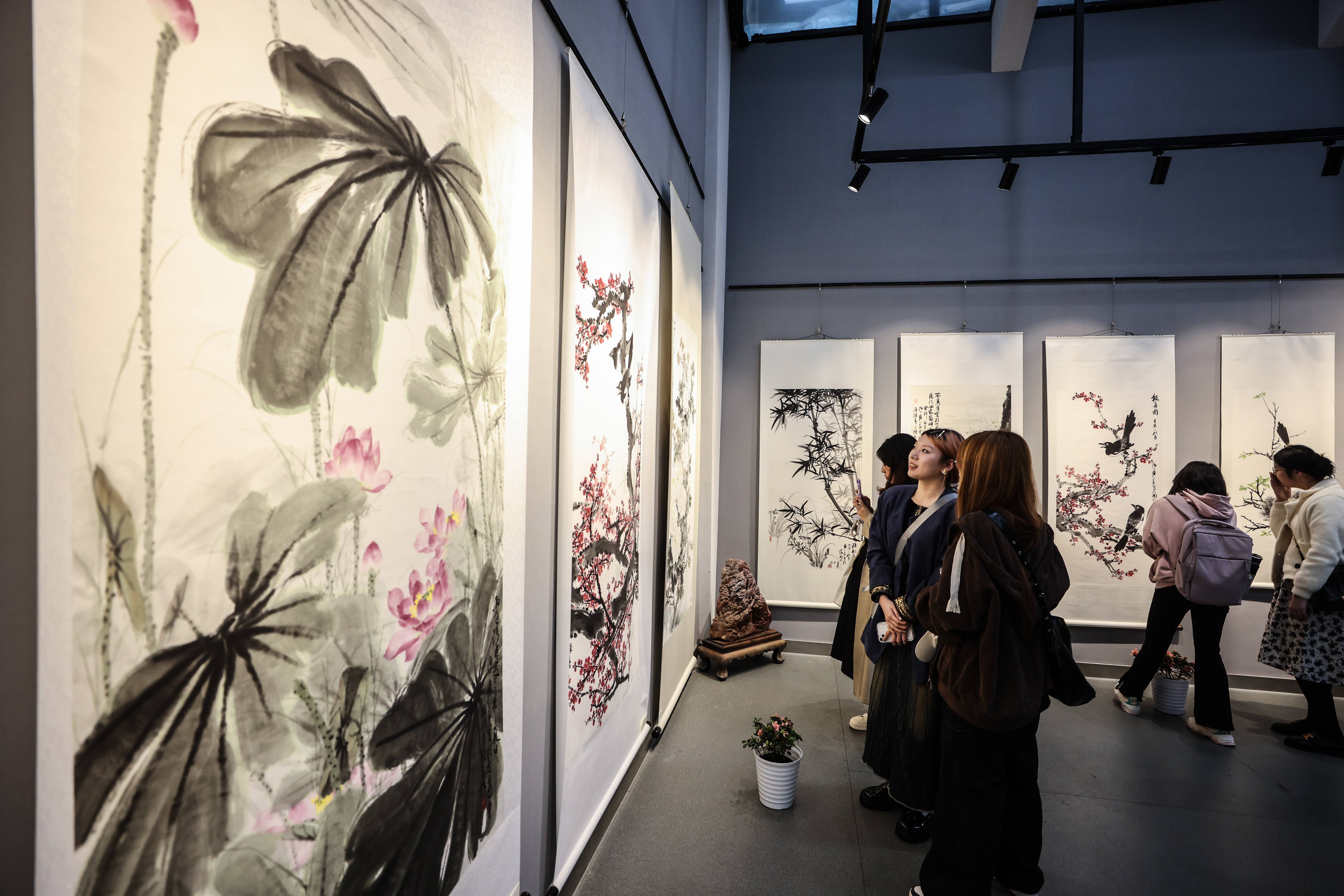 将国画课堂搬带到展览现场詹仁左书画展暨国画艺术体验课在上海交大