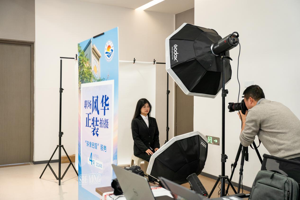 简历指导求职化妆证件照拍摄服务一条龙这所高校将岗位送到家