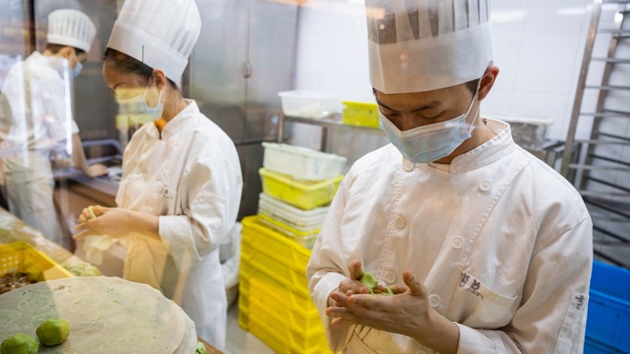 清明将至，“老字号”手工青团受青睐