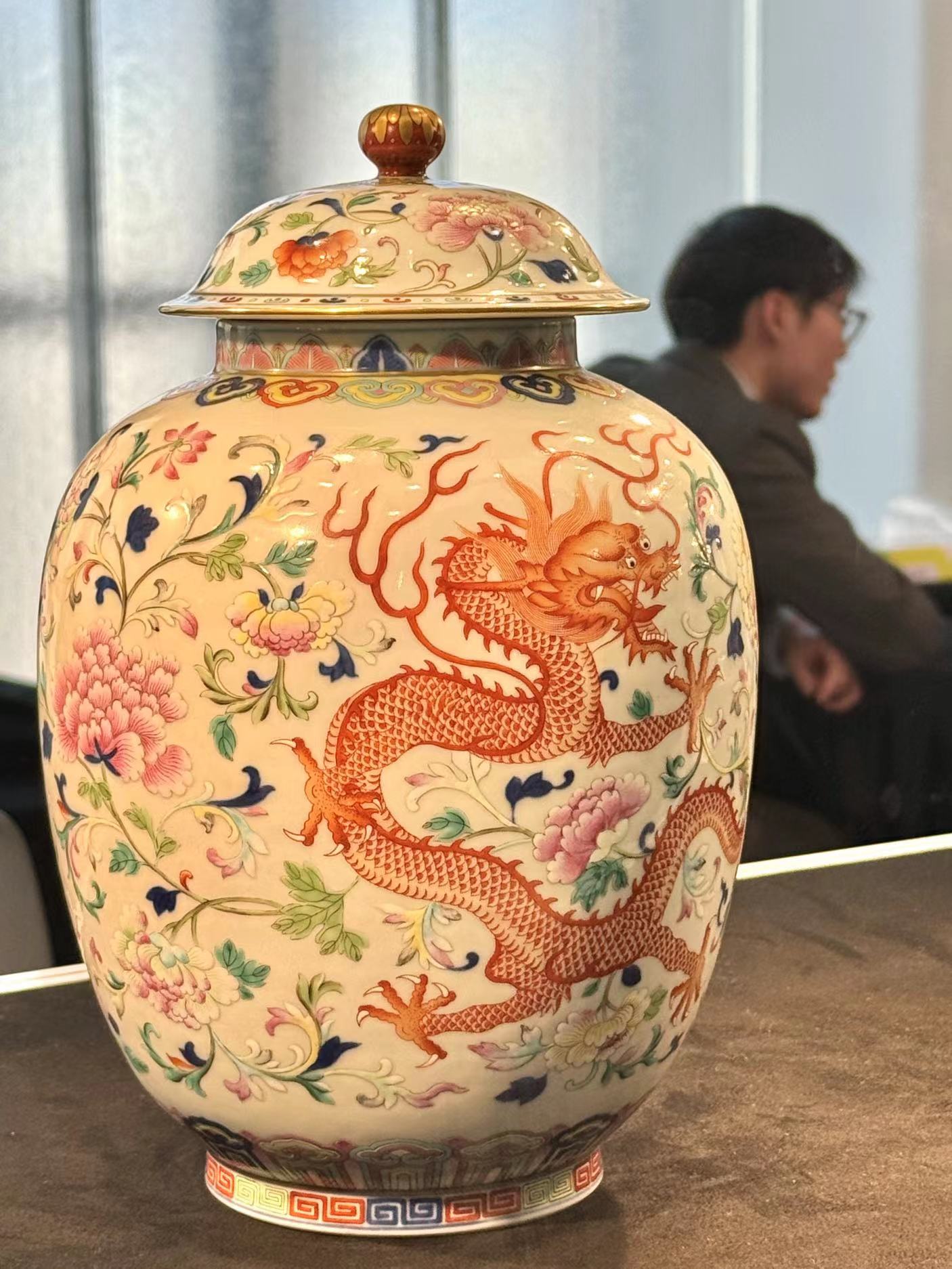 苏富比2024年香港拍卖开拍在即，过百件收藏珍品亮相中国内地巡展现场_文汇