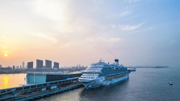 新年第一天，首艘国产大型邮轮“爱达·魔都号”正式开启商业首航