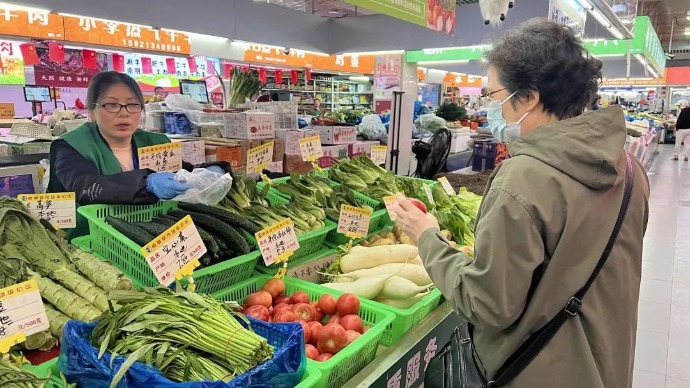 平价菜天天有，65岁以上再享八折，“五一”期间杨浦这一社区菜场优惠加码