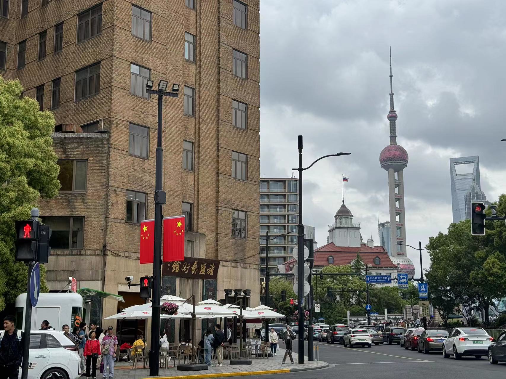 上海大厦前,摆起老字号品牌正广和的流动餐车;苏宁宝丽嘉酒店门口