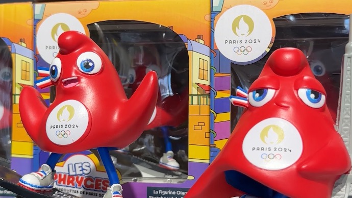 奥运周边火爆热卖，戴着吉祥物“弗里热”感受奥运激情