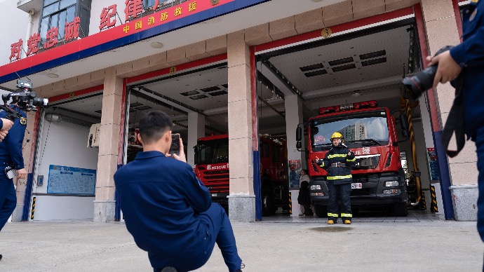 “3.8妇女节”她们走进消防站，华丽变身“女消防员”