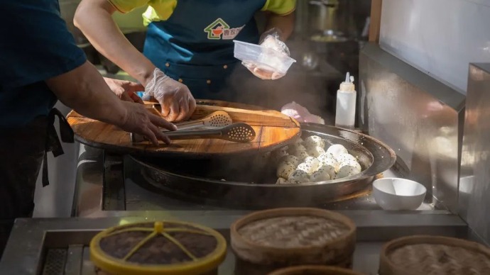 恰早饭去！杨浦这家长者食堂，如何成为社区最火“早餐店”？