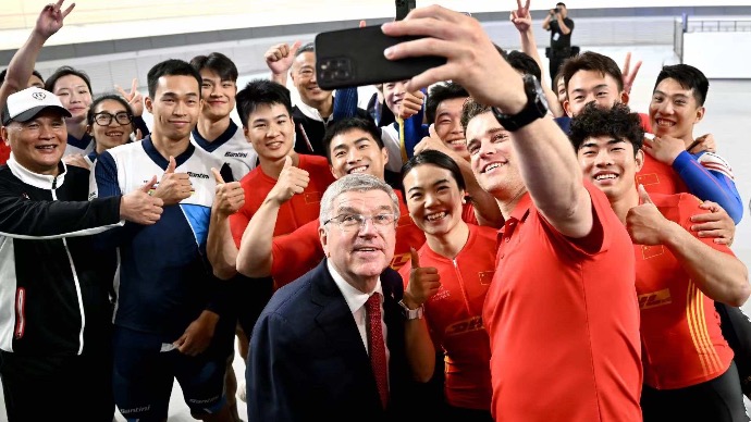 国际自盟培训中心在沪揭牌，国际奥委会主席赠予运动员代表“奥运五环爱心”徽章