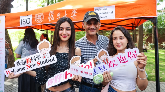来自全球40多个国家的外国留学生新生，开启在复旦的求学生涯