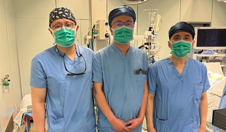 才本杰(中)与丁征平(右),钱立强合影.