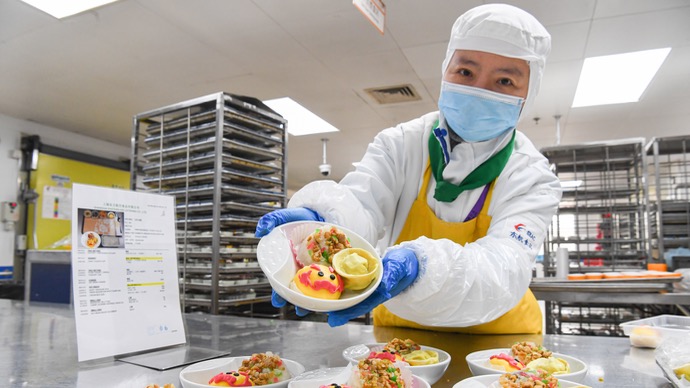 不一样的春节｜龙头糕、全家福、五彩面……东航春节特色餐食上新！