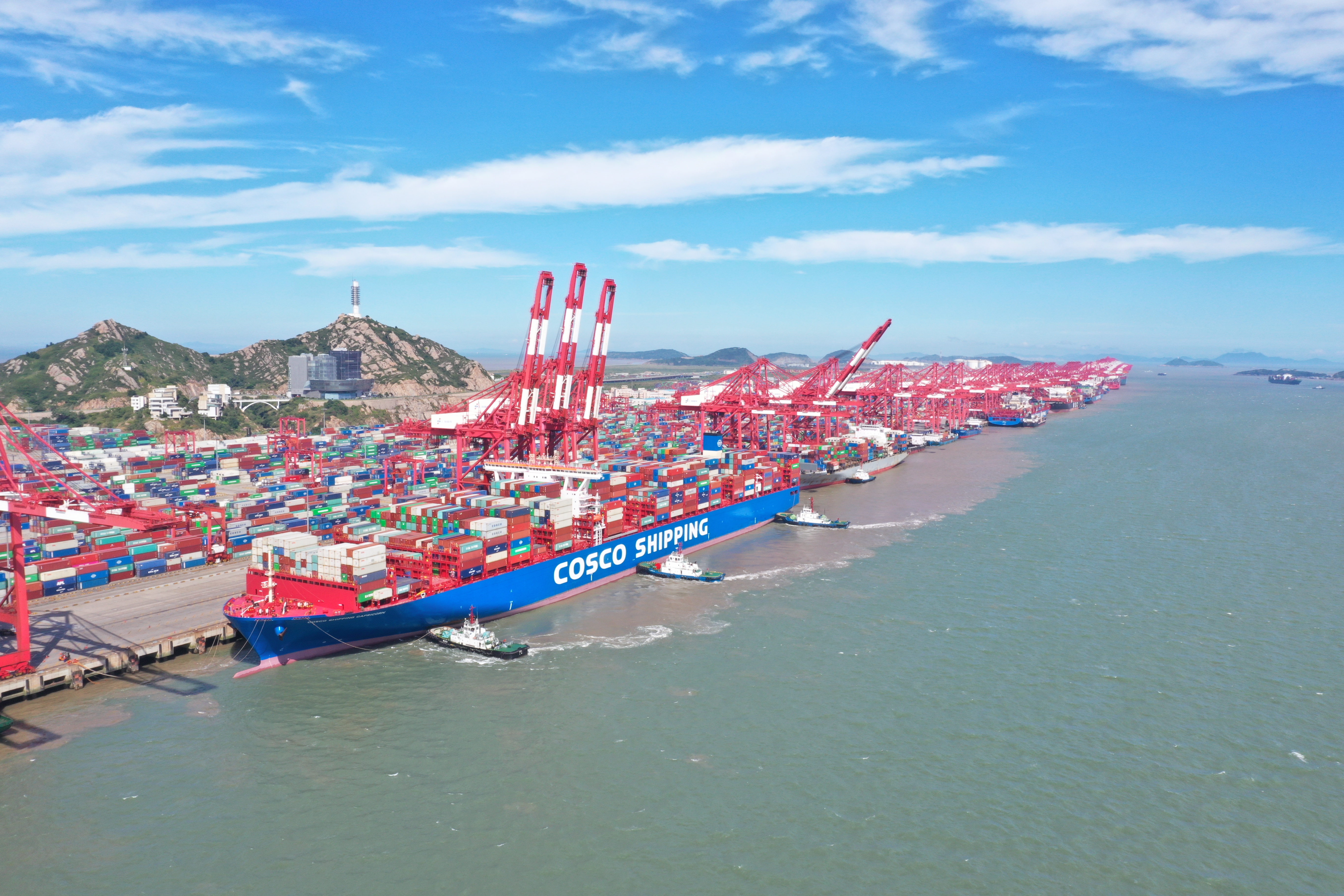 2023年洋山深水港集装箱吞吐量首次突破2500万标准箱背后有这些变化