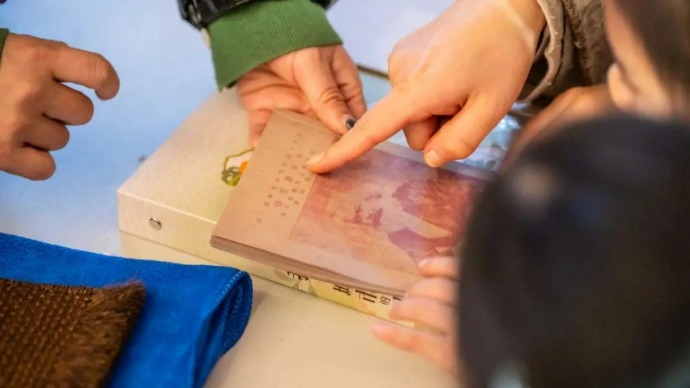 在人民城市主题展“触摸”历史，擦亮档案里的红色记忆