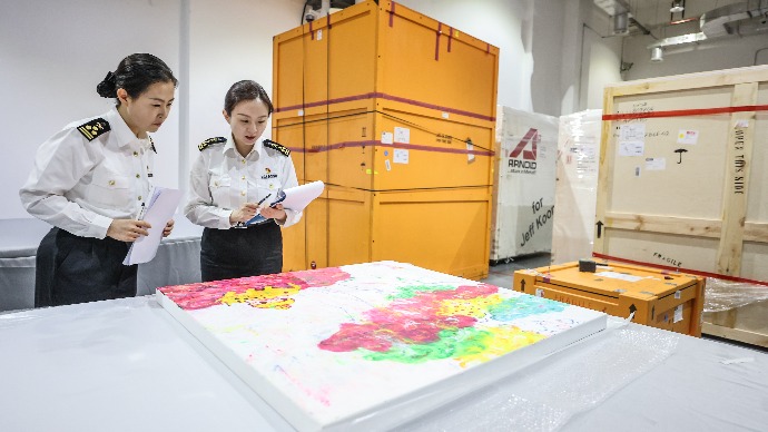 进博时光 | 第六届进博会首批艺术品“开箱”完成，即将进入四叶草布展