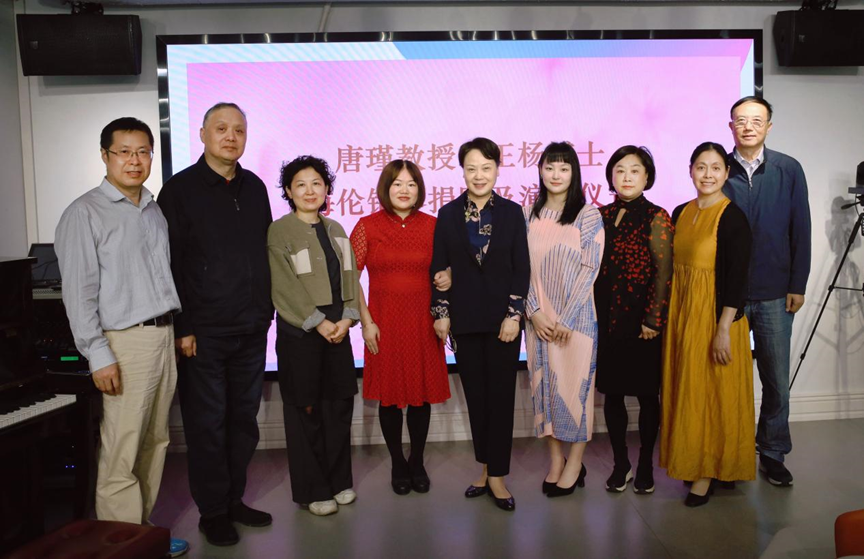 近日,上海市拥军优属基金会在美丽园大厦崇敬之家举办了爱心钢琴捐赠