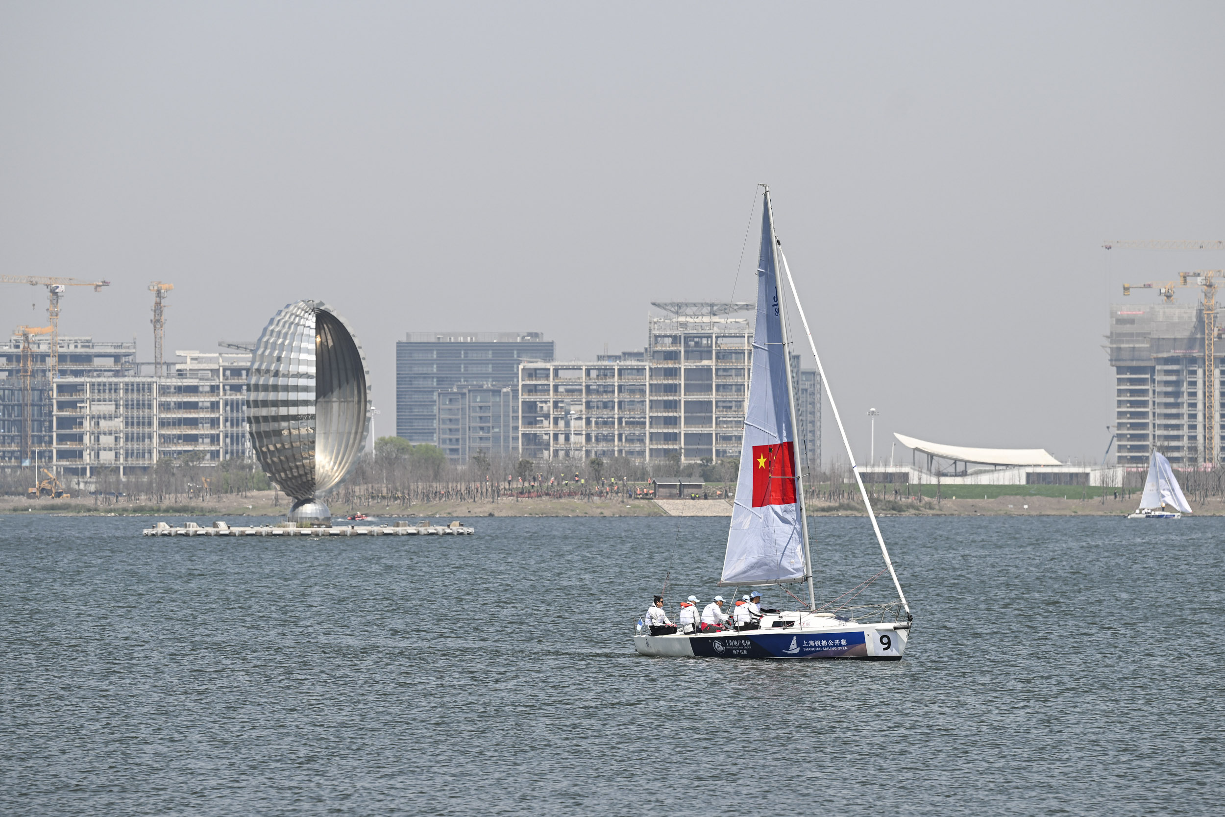 上海滴水湖坐船图片