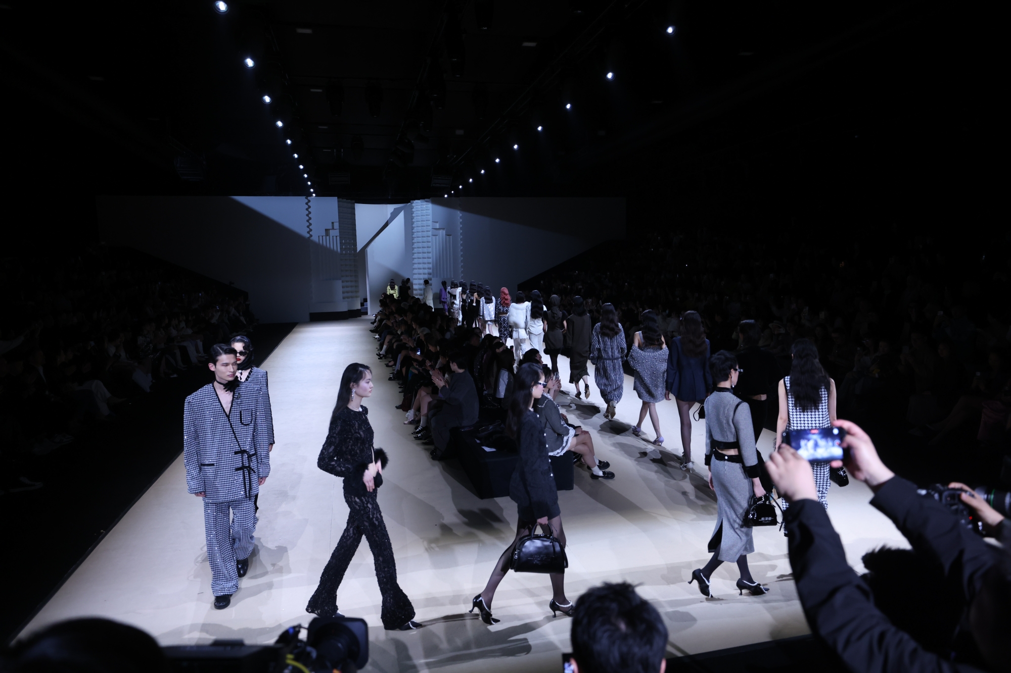 2024秋冬上海时装周新天地秀场揭幕_文汇