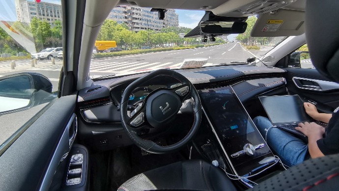 “无人驾驶”启动公测！探访临港首批无驾驶人智能网联汽车