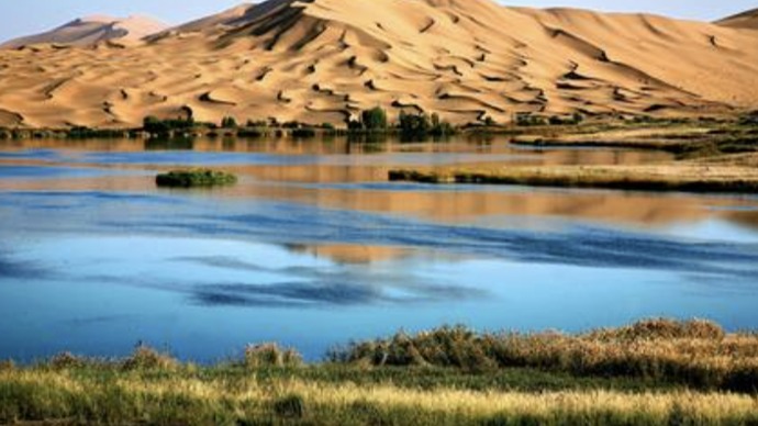 中国巴丹吉林沙漠—沙山湖泊群被列入《世界遗产名录》